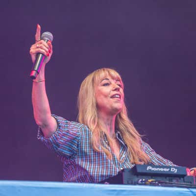 Sara Cox holds on to Radio 2 breakfast listeners