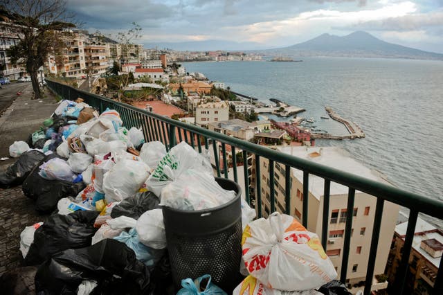 L’Italia “ha violato i diritti dei residenti vicino a Napoli a causa dell’emergenza rifiuti”