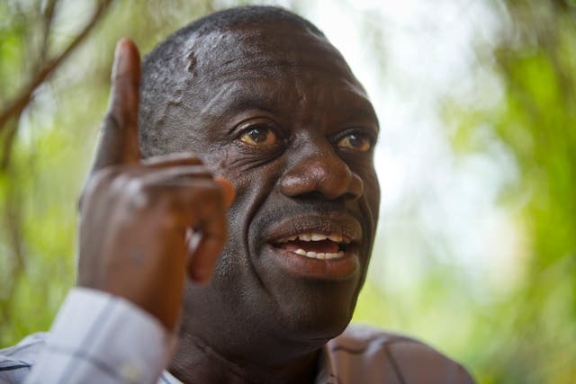 Kizza Besigye points skywards