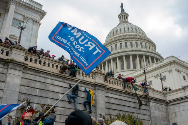 Trump supporters on the Capitol building