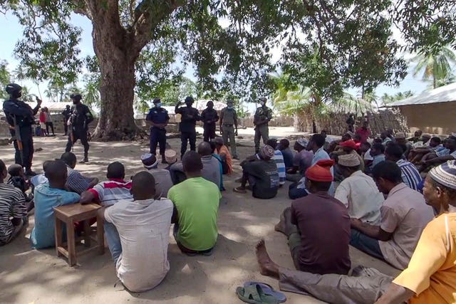 Rwandan and Mozambican police speak to returnees in Cabo Delgado province 