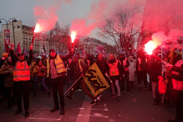 Protestors use flares in Paris