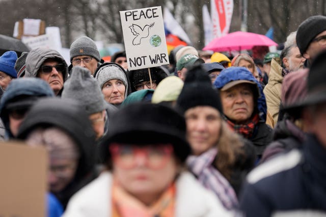 The demonstrators want Germany to stop supplying weapons to Kiev and start negotiations with Russia