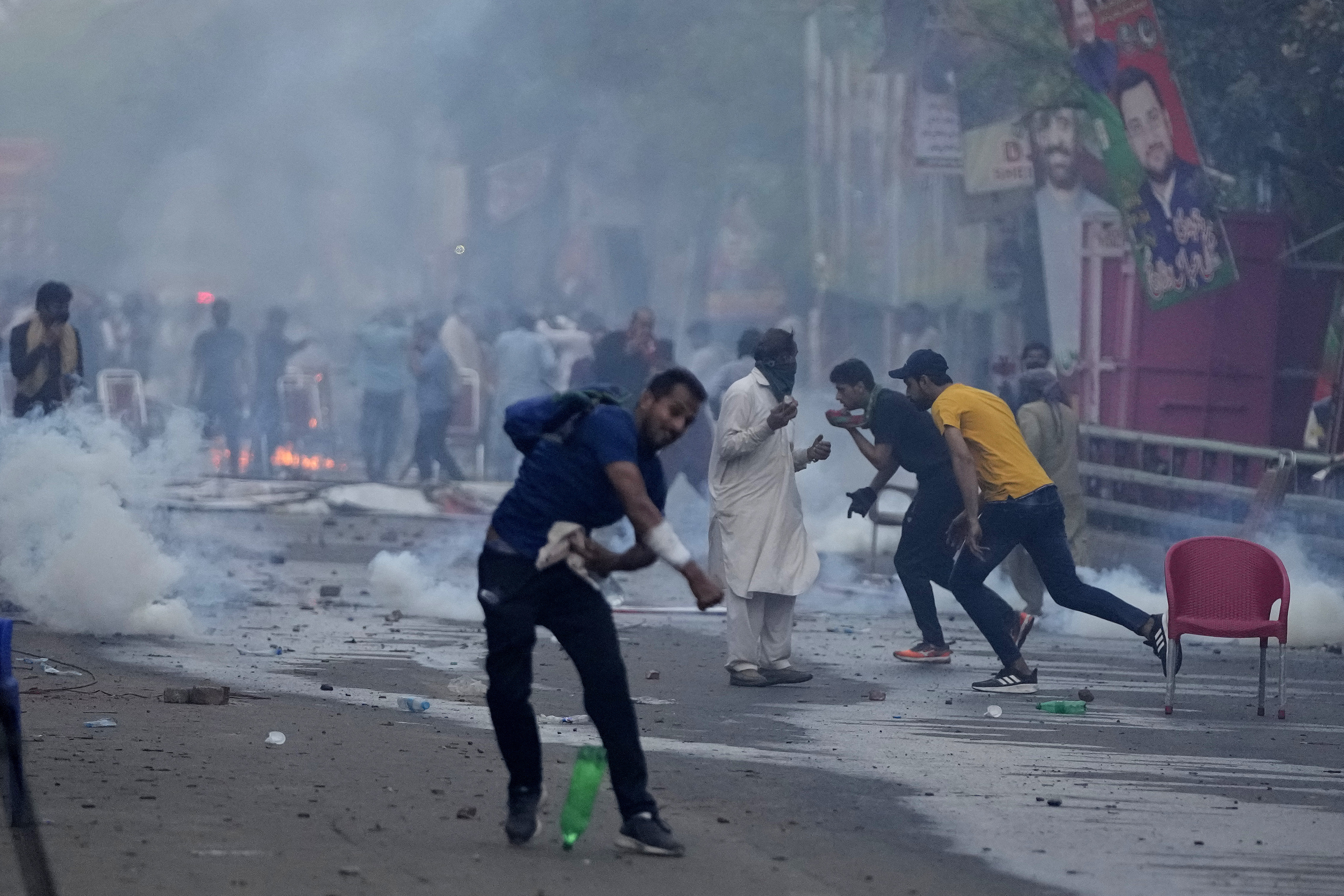 Pakistan Police And Supporters Of Former PM Imran Khan Scuffle Near His ...