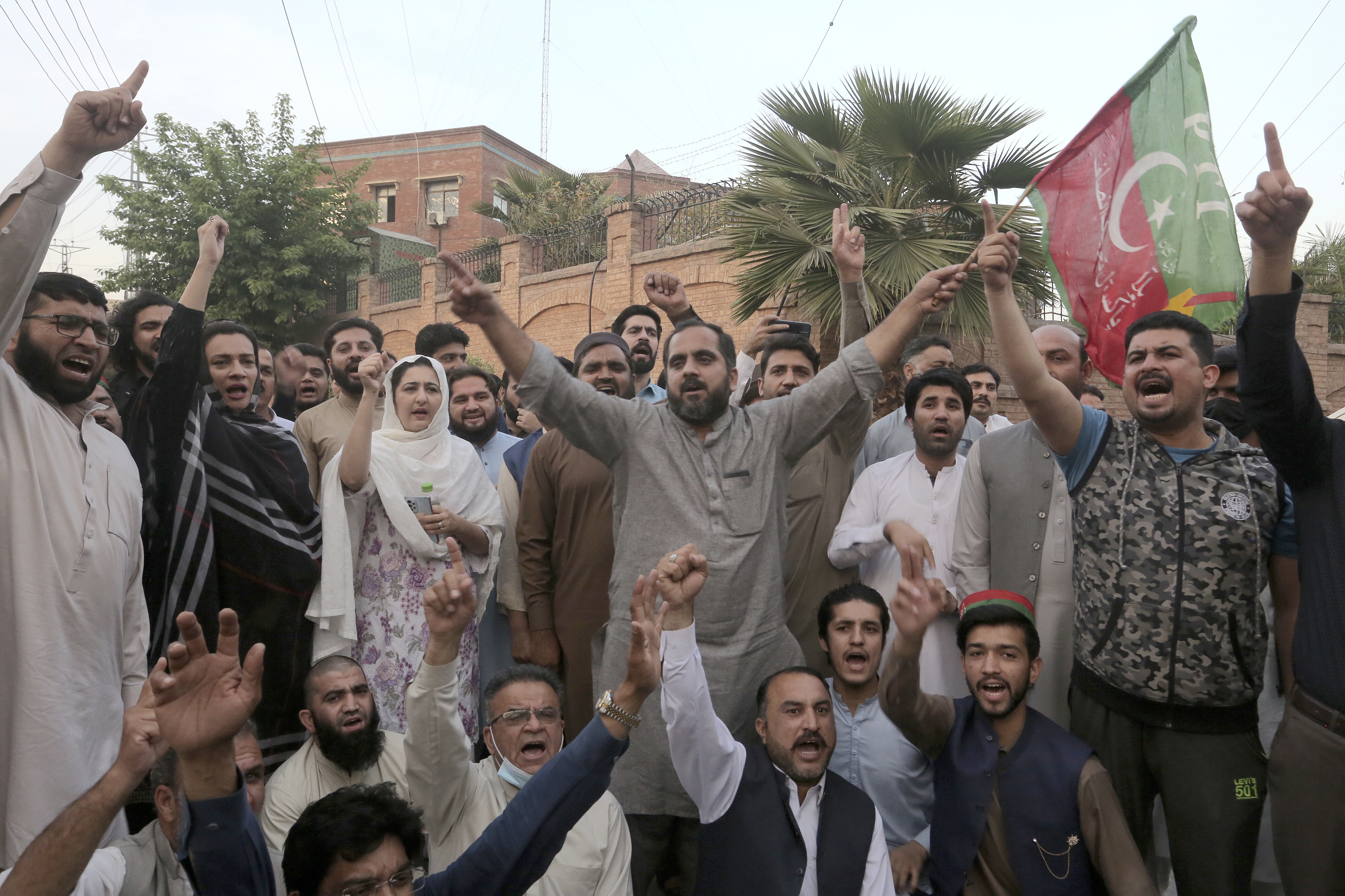 Pakistan Police And Supporters Of Former PM Imran Khan Scuffle Near His ...