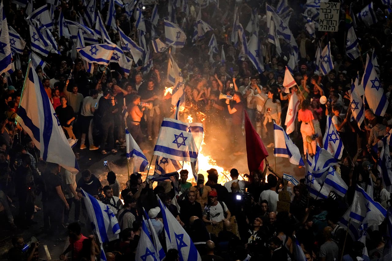 Thousands of Israelis protest after Netanyahu fires defence minister ...