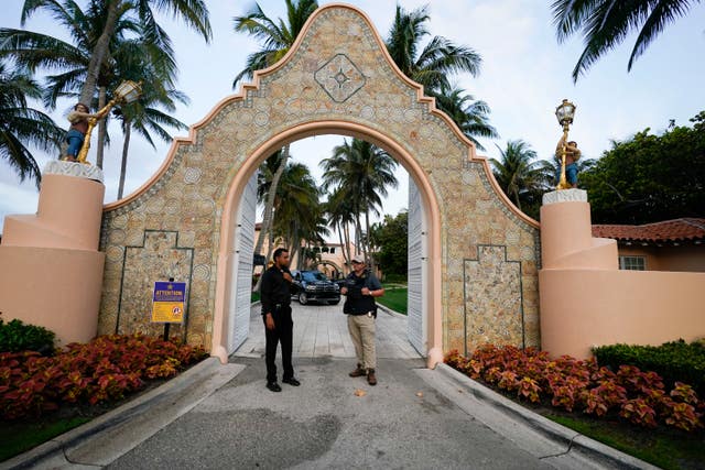 A Uniformed Secret Service officer stands at the entrance to former President Donal Trump’s Mar-a-Lago estate in Palm Beach, Florida, on Tuesday 