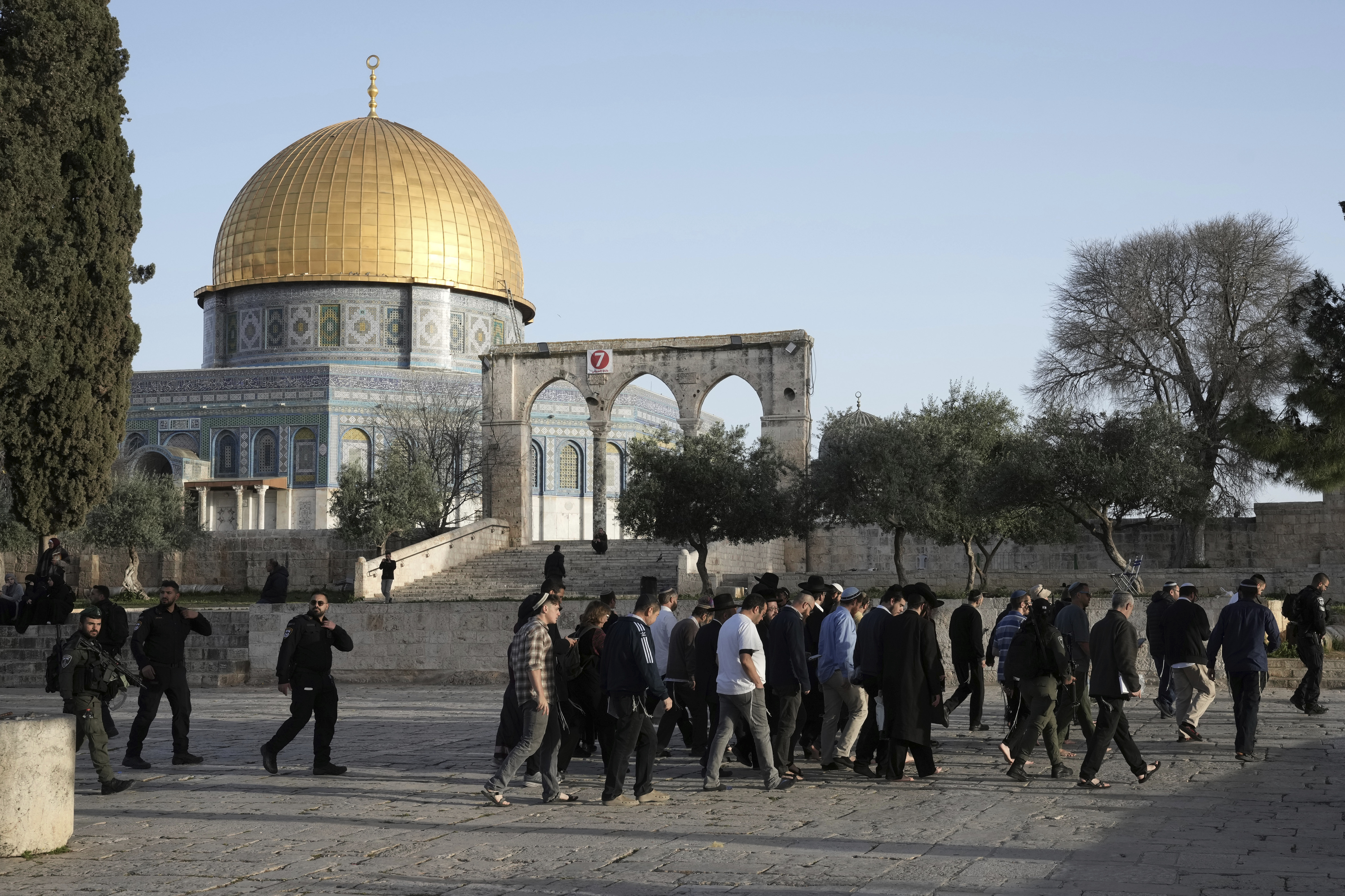 Violence At Jerusalem Mosque Prompts Fears Of Wider Fighting | Express ...