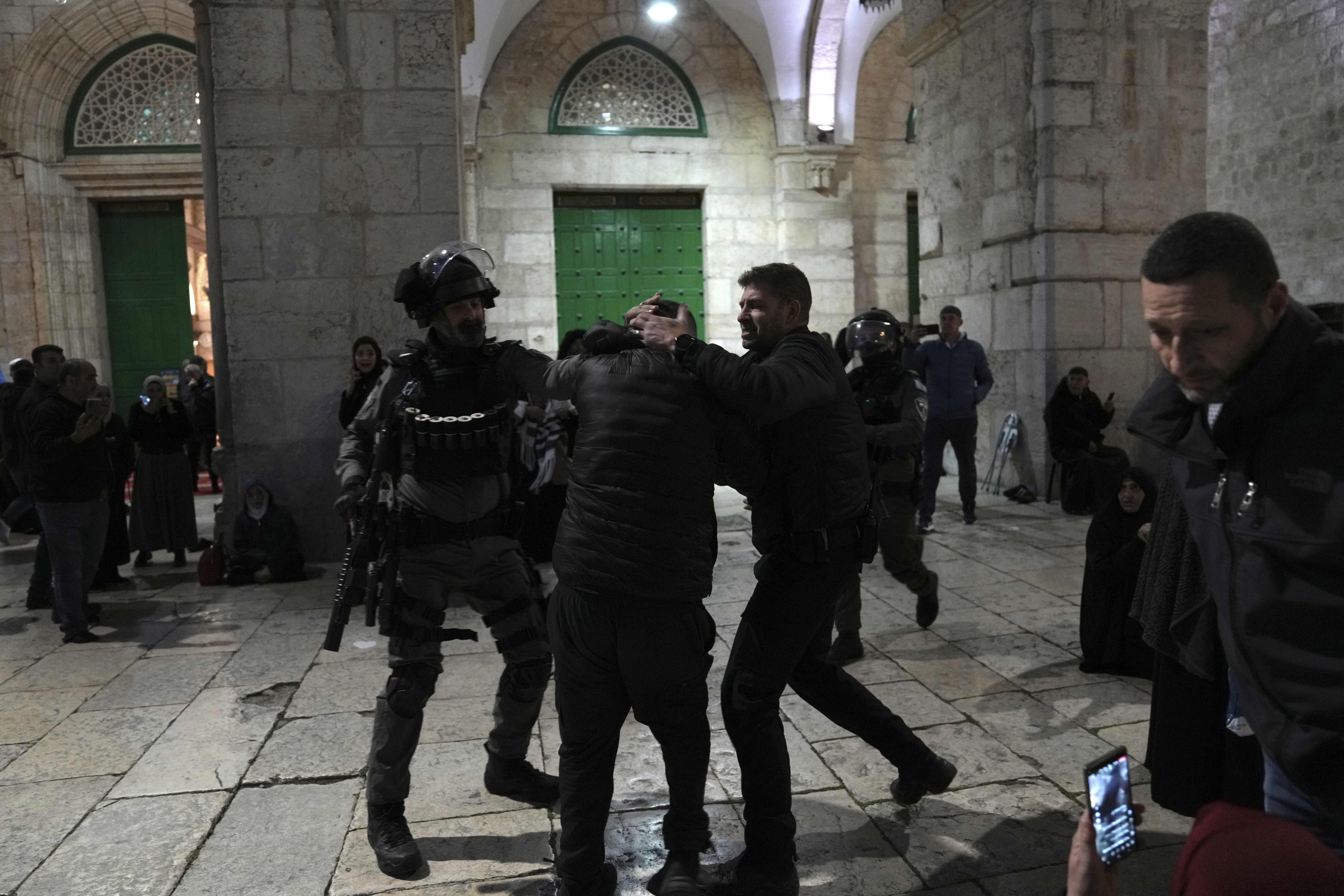 Violence At Jerusalem Mosque Prompts Fears Of Wider Fighting | Express ...