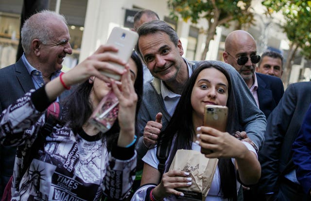 Greek PM takes selfies