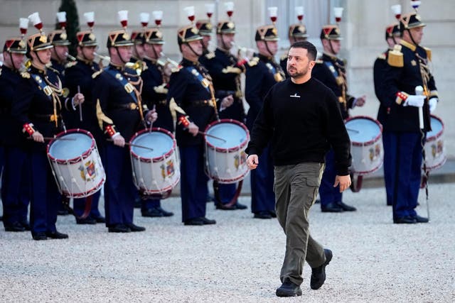 Le président ukrainien Volodymyr Zelensky passe devant la Garde républicaine à son arrivée à l'Elysée à Paris.