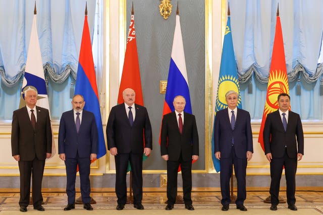 From left: Mikhail Myasnikovich, chairman of the Board of the Eurasian Economic Commission; Armenia’s Prime Minister Nikol Pashinyan; Belarus President Alexander Lukashenko, Russian President Vladimir Putin; Kazakhstan’s President Kassym-Jomart Tokayev and Kyrgyzstan’s President Sadyr Japarov pose for a photo