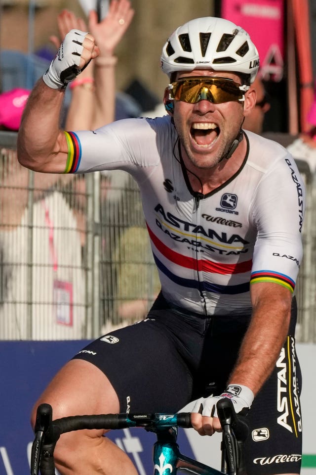 Mark Cavendish celebrates winning the final stage of the Giro d'Italia