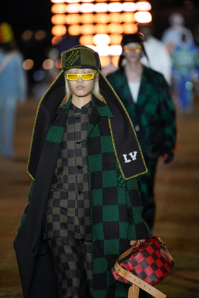 Zendaya's Louis Vuitton Outfit Paid Tribute To A 2004 Naomi Campbell  Campaign