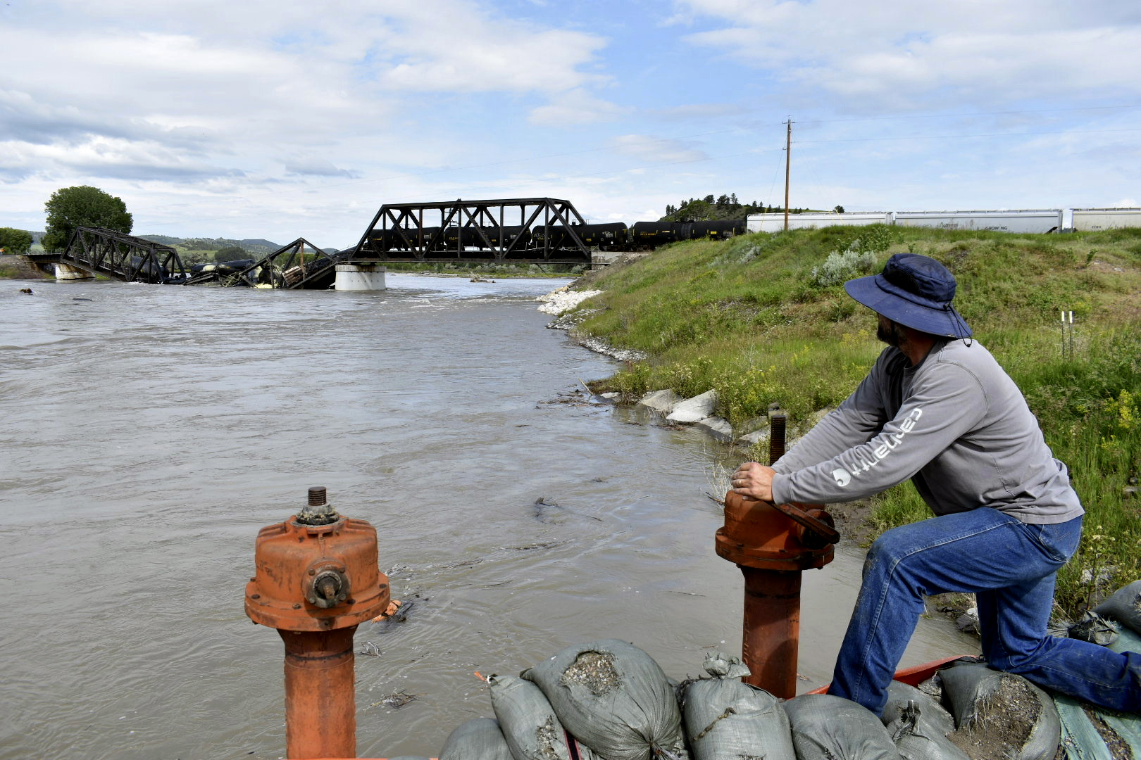 Freight Train Falls Into River After Montana Bridge Collapse   D15b63fdbcda47dea842f40fb0eb498c 