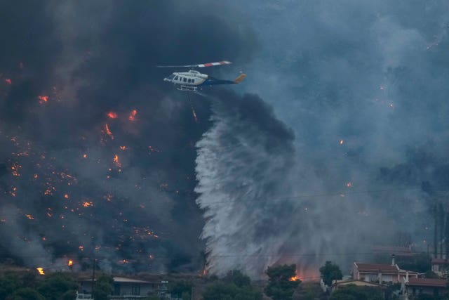 Resorts evacuados en la isla griega de Rodas mientras el fuego se descontrola