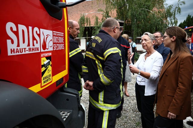 Firefighters who took part in the rescue operation speaking with French prime minister Elisabeth Borne