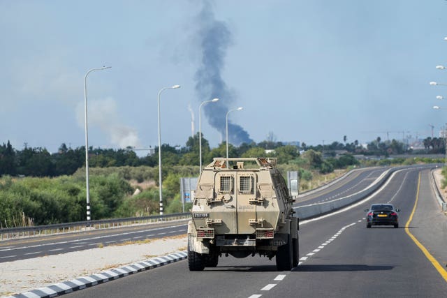 Israeli soldiers head south near Ashkelon