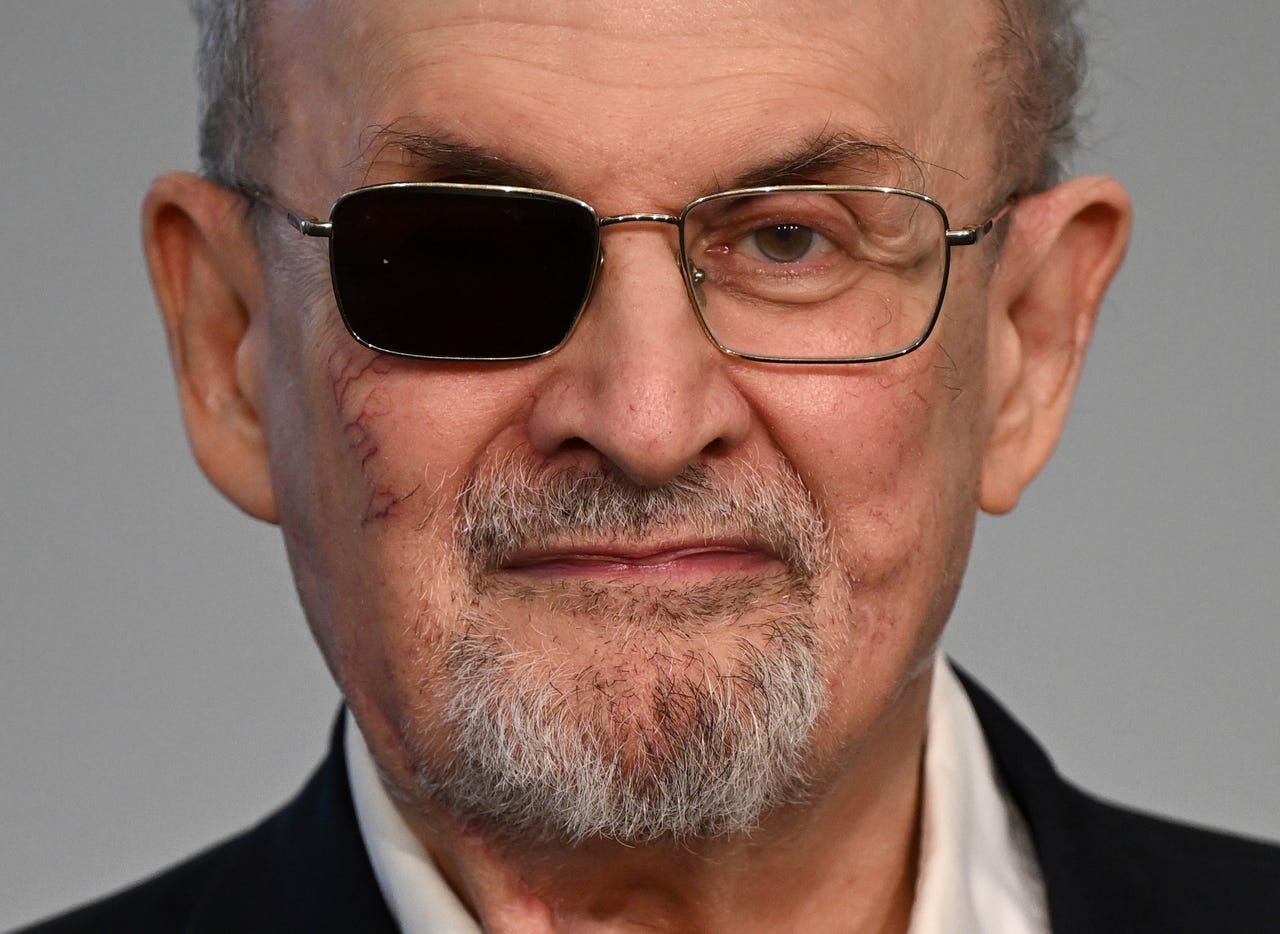 Salman Rushdie receives firstever Lifetime Disturbing the Peace Award