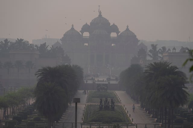 Smog surrounds Akshardham temple