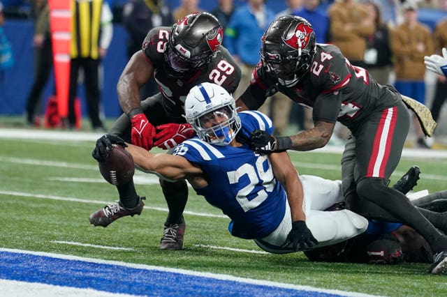 Indianapolis Colts running back Jonathan Taylor (28) reaches for a touchdown