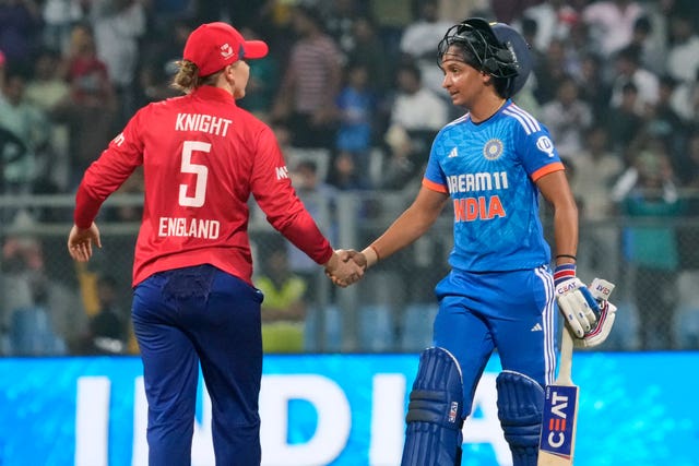 Heather Knight, left, shakes hands with India’s captain Harmanpreet Kaur 