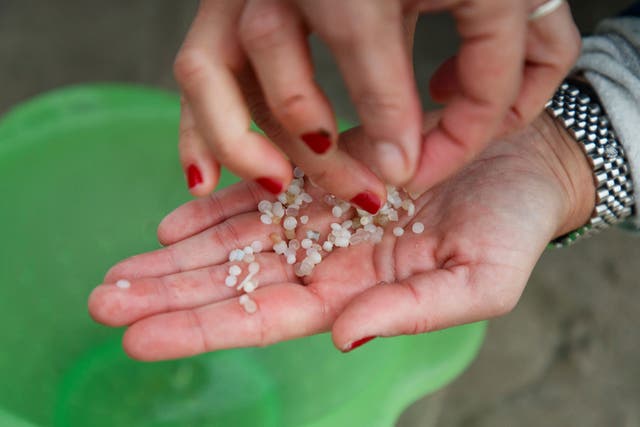 España investiga la contaminación de las playas tras la fuga de pellets de plástico de un barco