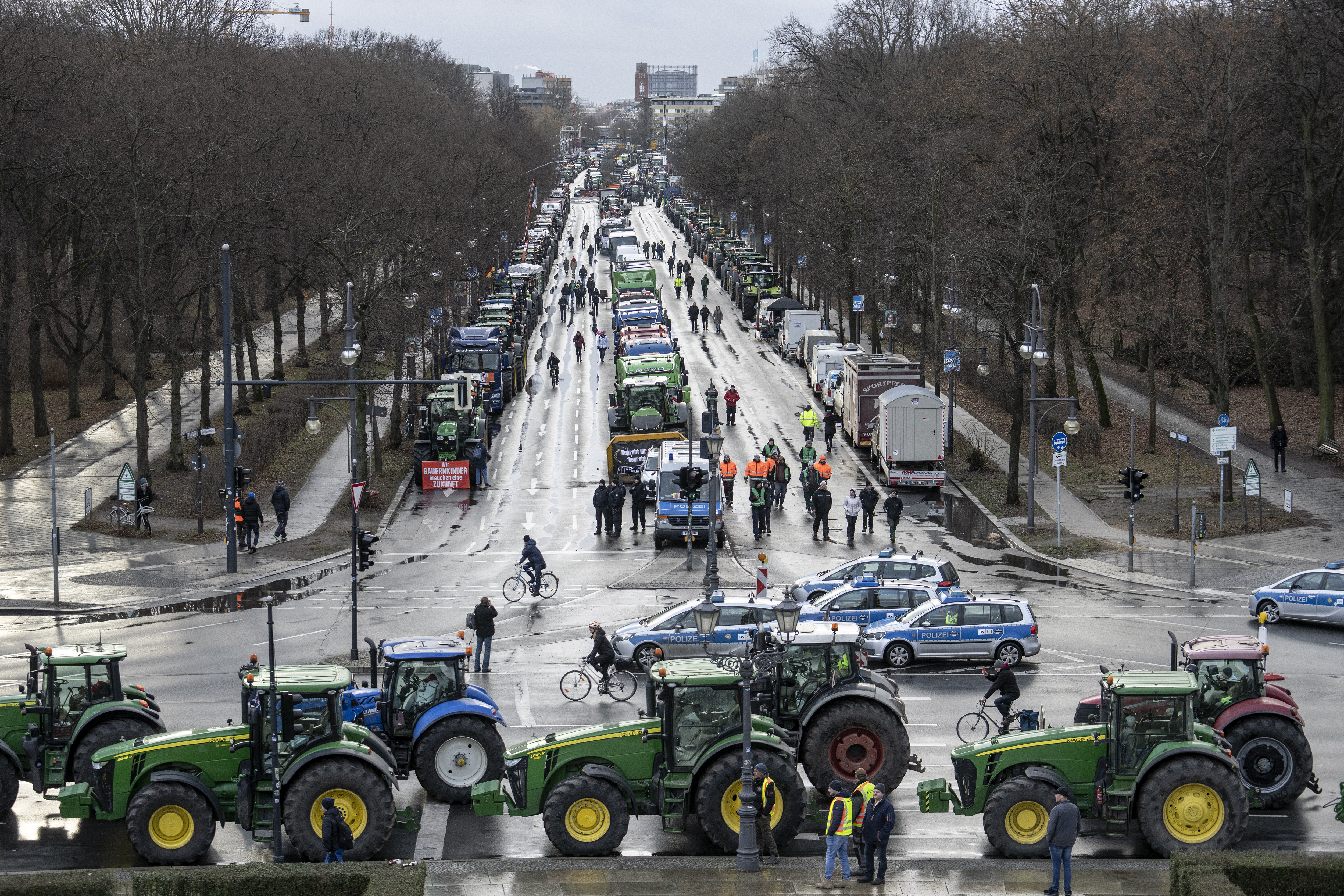 Farmers Drive Thousands Of Tractors Into Berlin In Fuel Subsidy Cuts ...