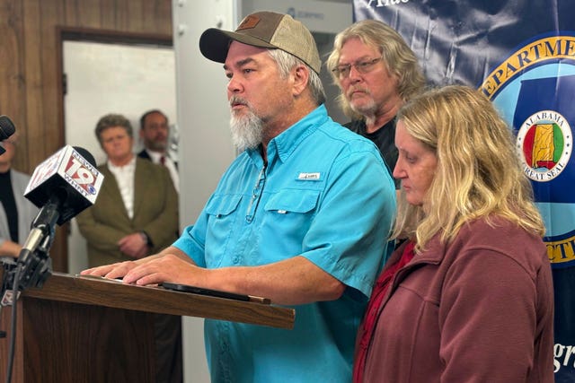 Mike Sennett, son of Elizabeth Sennett, and other family members speak after Kenneth Eugene Smith’s execution