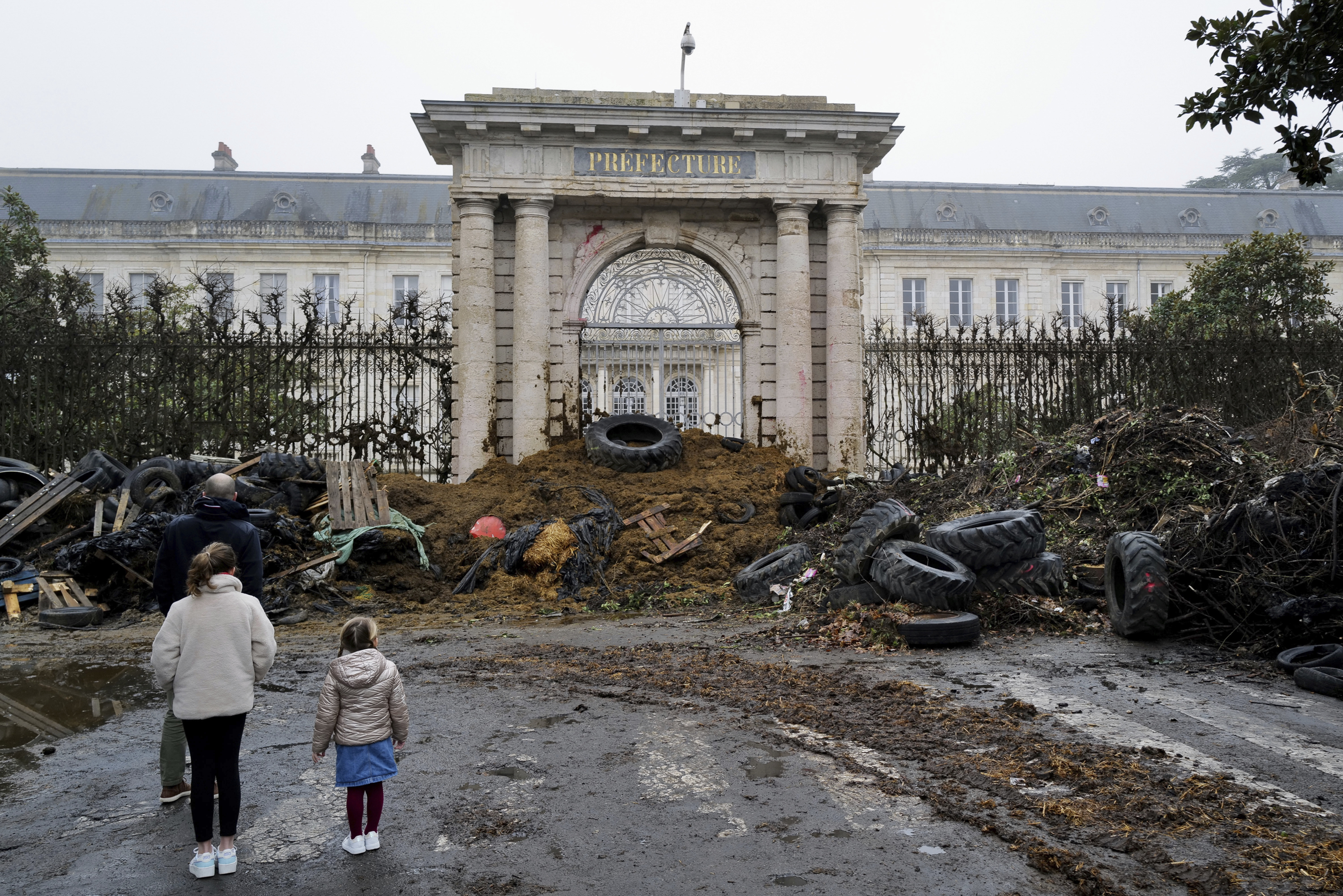 French Farmers Aim To Put Paris Under Siege In Tractor Protest   59625d3122dc410e86fc077e24ca9733 