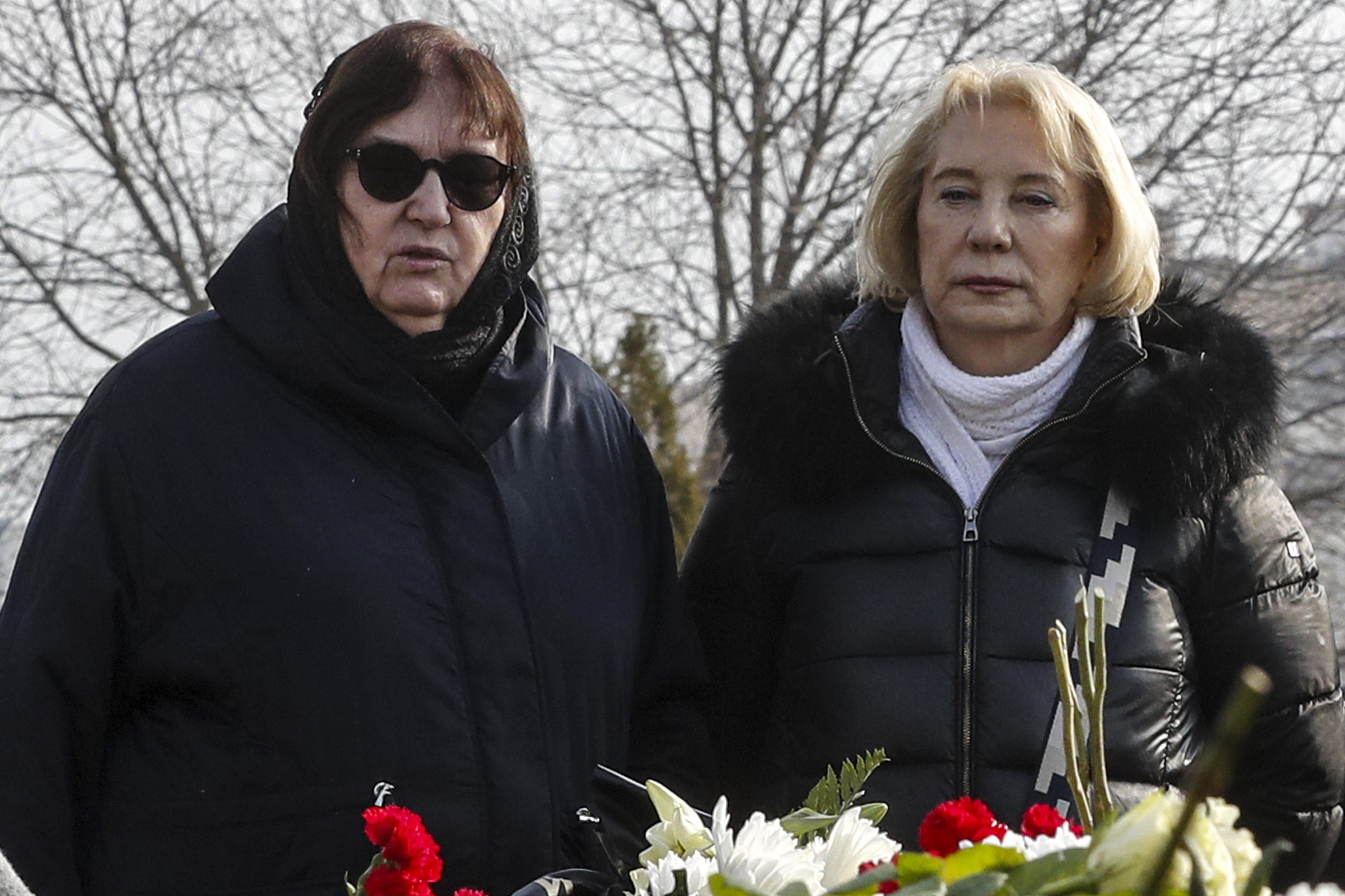 Navalny’s Mother Brings Flowers To His Grave A Day After Moscow Funeral ...