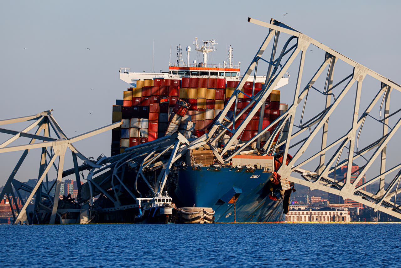Work starts to cut and lift first section of collapsed Maryland bridge ...
