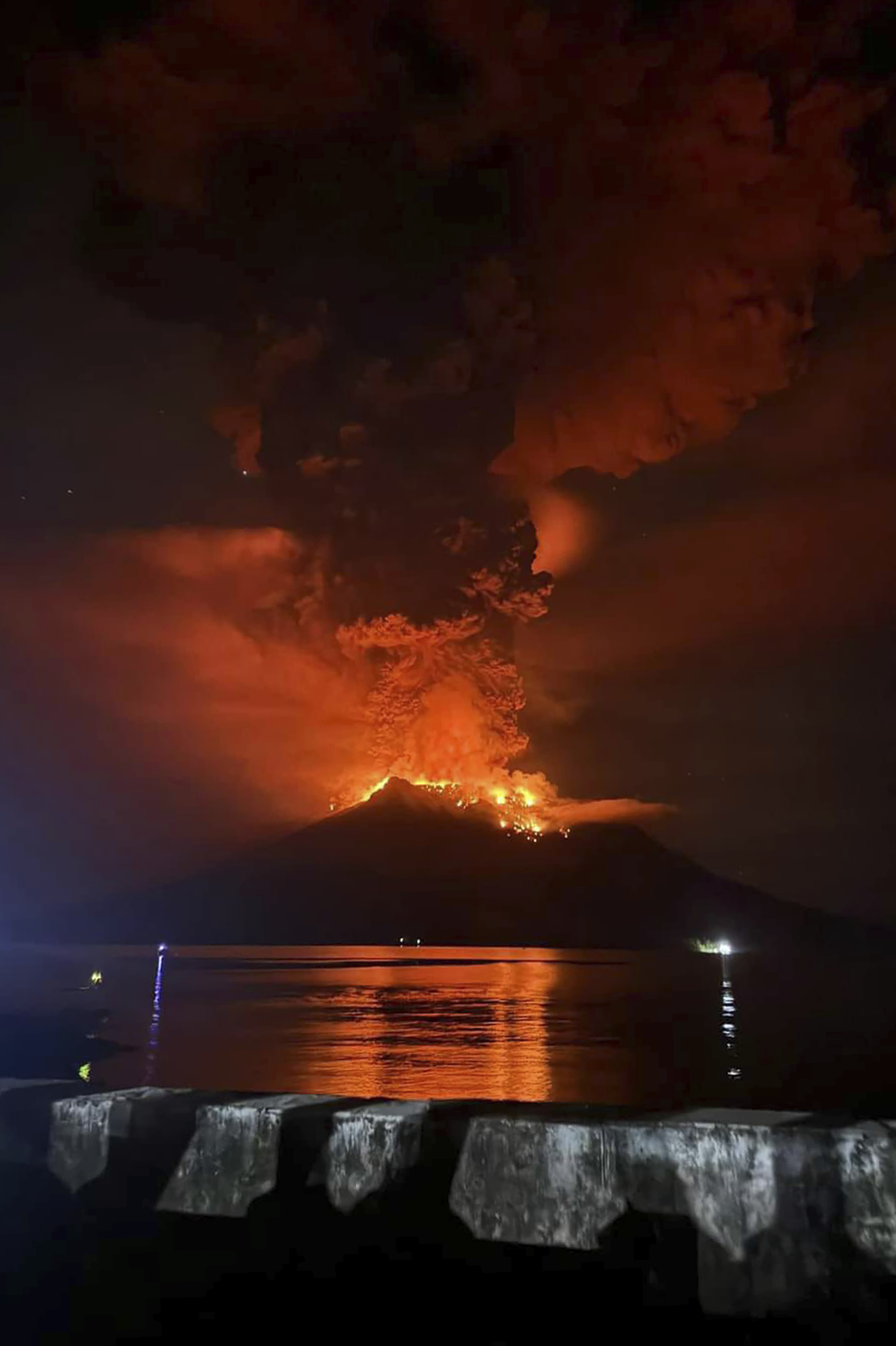 Thousands Evacuated And Tsunami Alert Issued After Indonesian Volcano ...