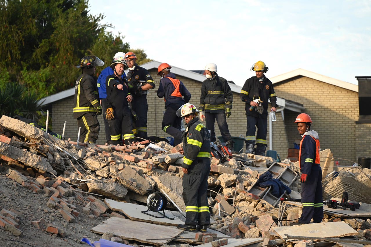 Rescuers bring survivors from the rubble after building collapse in ...