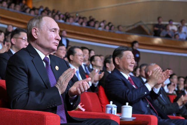 Vladimir Putin and Xi Jinping attend a concert 