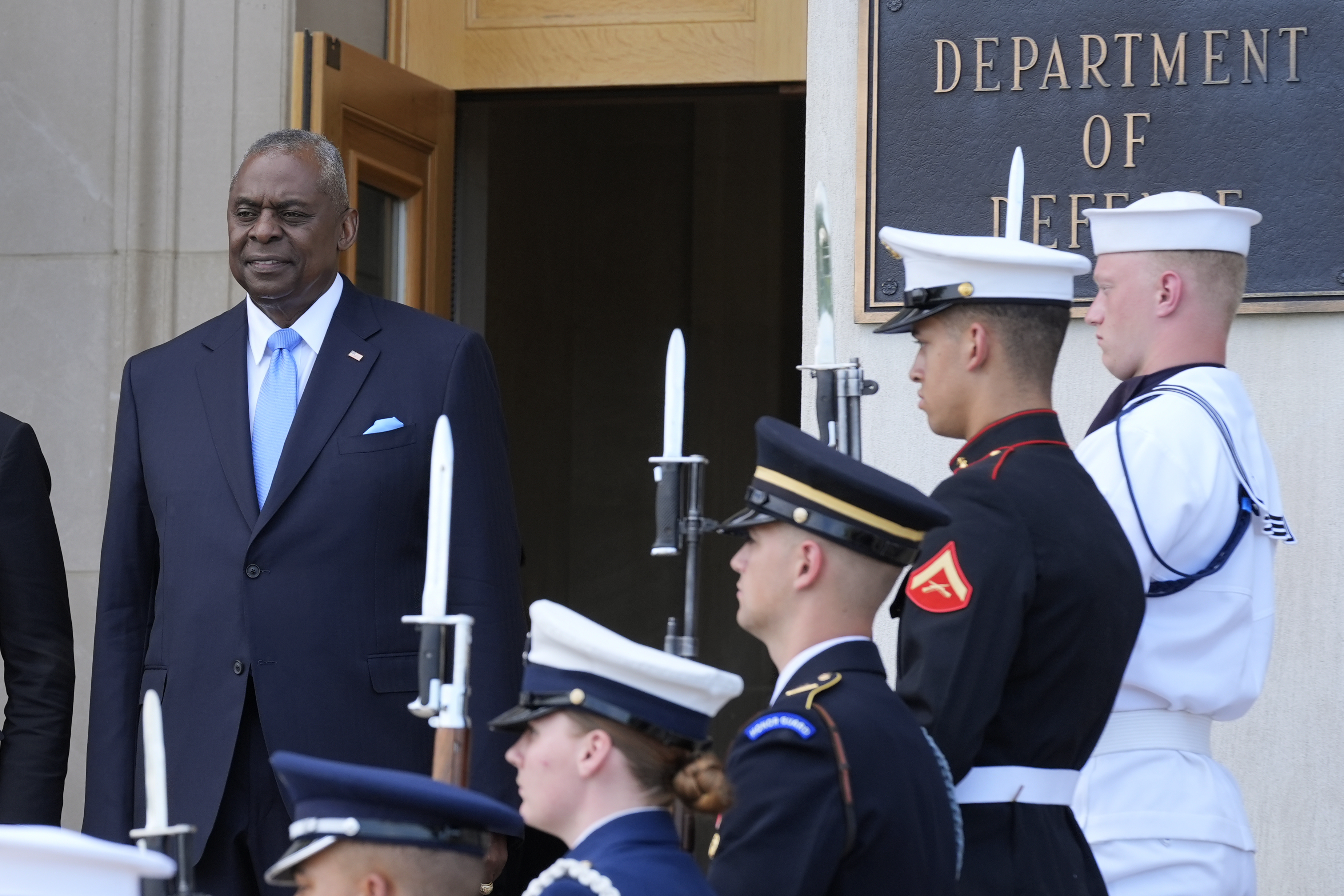 US defence secretary resumes duties - 2656f34a45474c1b9c604fda3285a4df