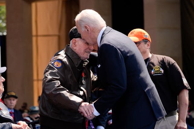  Joe Biden speaks with Second World War veteran Bob Pedigo