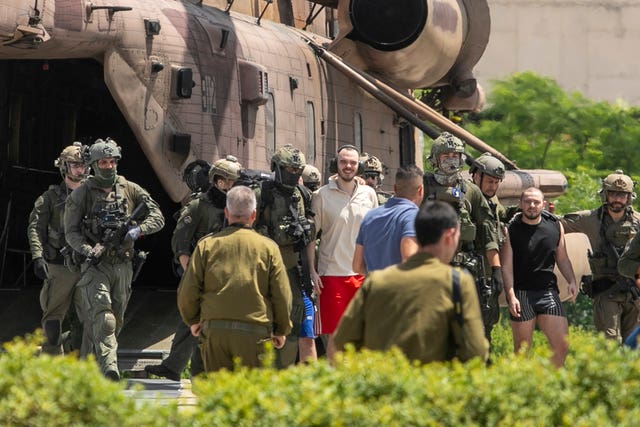 Former hostages Andrey Kozlov and Almog Meir Jan arrive in Israel