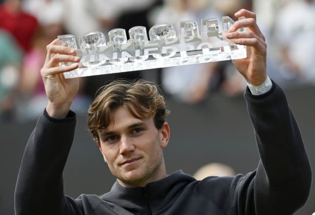 Jack Draper beat Italy's Matteo Berrettini in the Stuttgart Open final to win his first ATP Tour title 