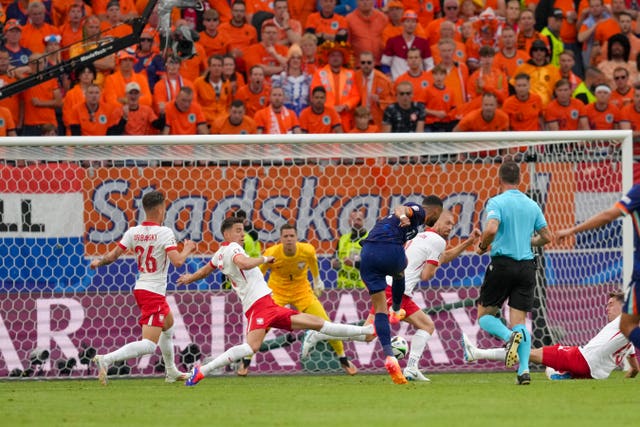 Cody Gakpo equalises for Netherlands as Poland defenders try to block him
