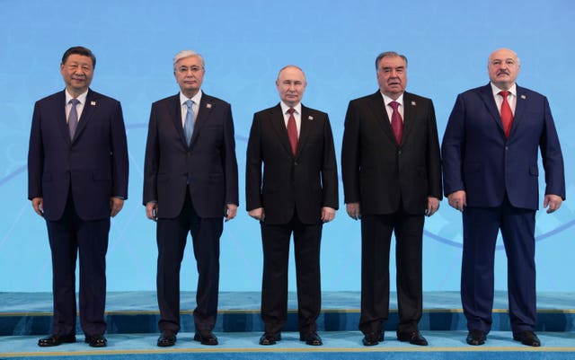 Chinese President Xi Jinping, Kazakh President Kassym-Jomart Tokayev, Russian President Vladimir Putin, Tajik President Emomali Rahmon and Belarusian President Alexander Lukashenko pose for a photo