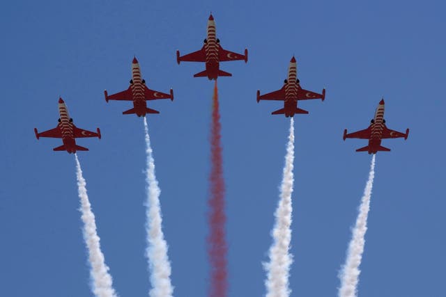 Turkish aircraft trailing coloured smoke