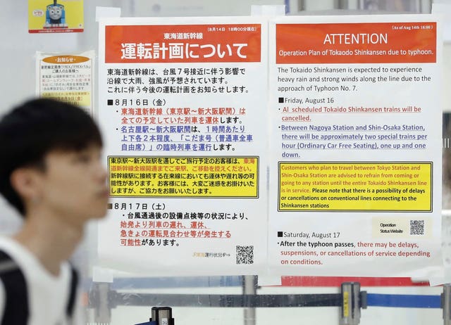 東京のJR東京駅では、台風接近による新幹線の運行中止を示す駅ポスターが掲示されている。