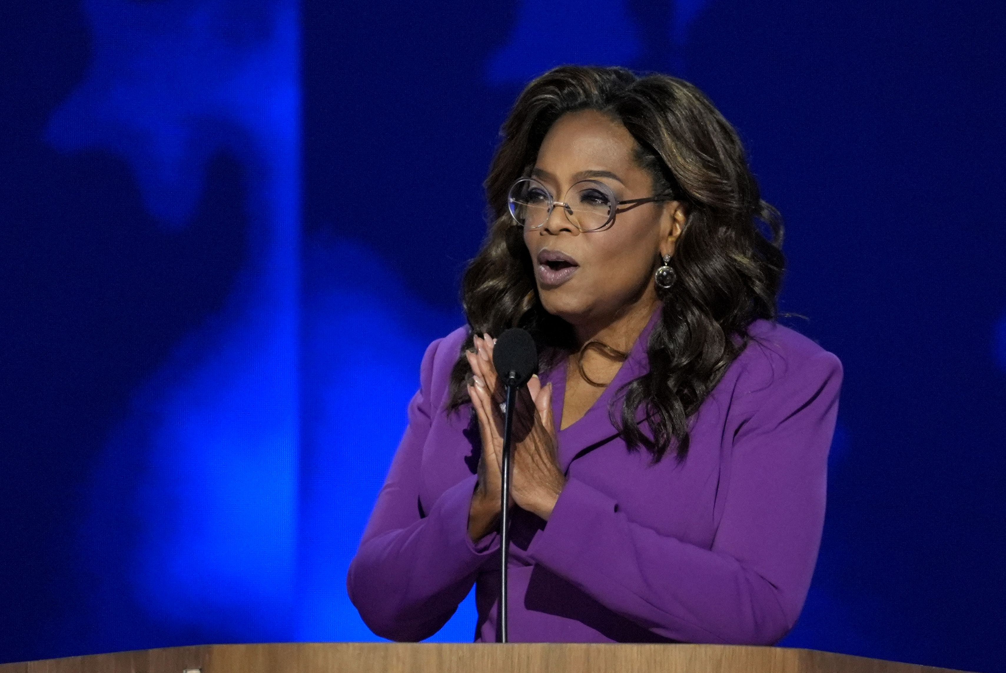 Oprah Winfrey Backs Kamala Harris During Surprise Democratic Convention ...