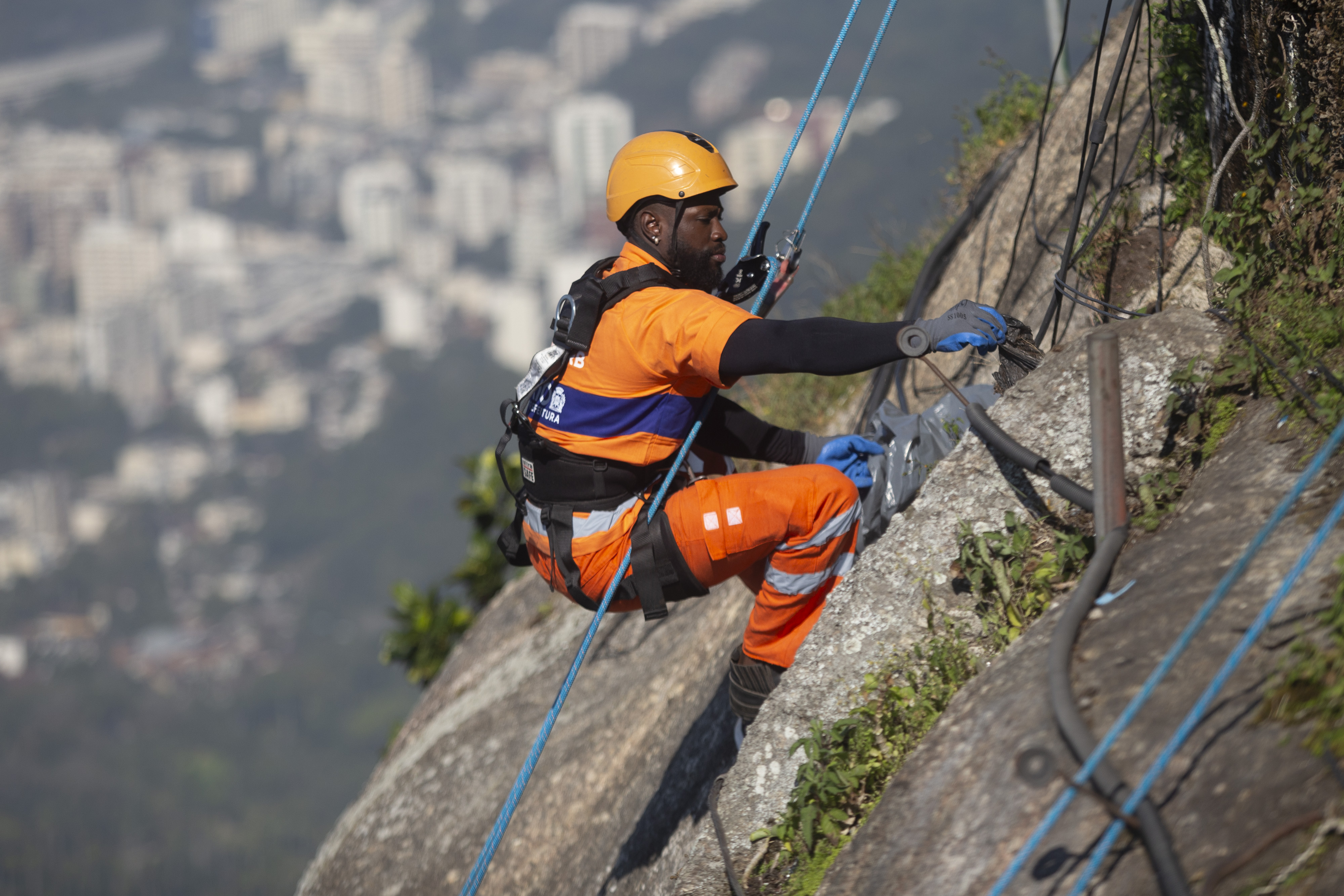 Rio De Janeiro Climbers Clean Site Of Christ The Redeemer Statue | Isle ...