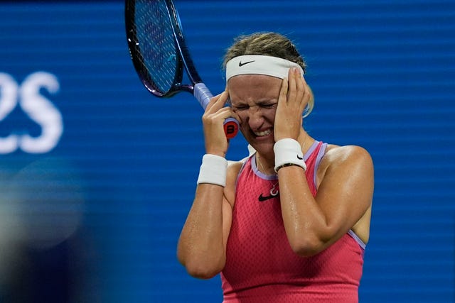 Victoria Azarenka rubs her head