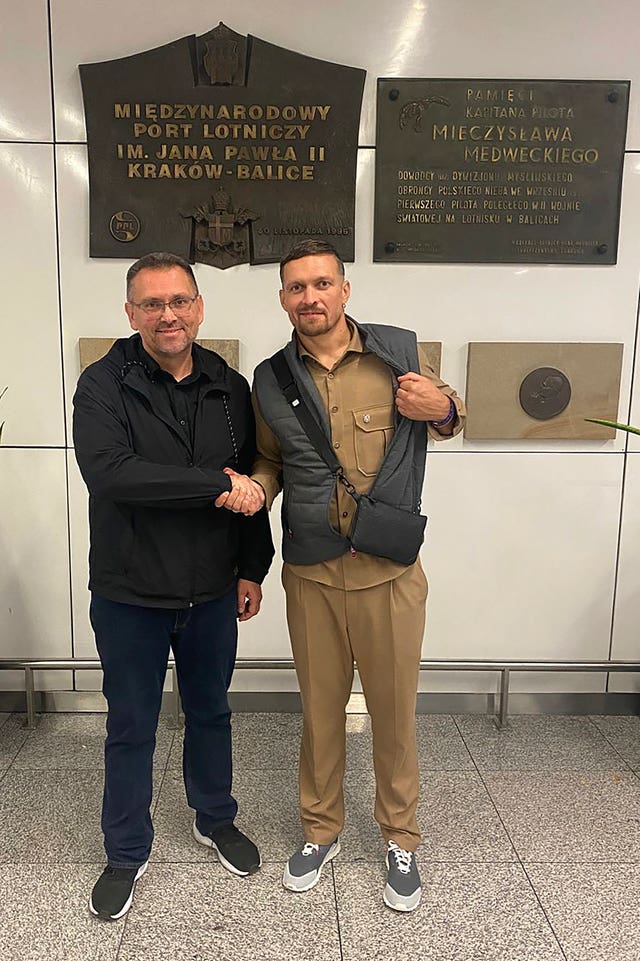 Oleksandr Usyk shakes hands with the Ukrainian consul general in Krakow  eiqrridetiqrhinv