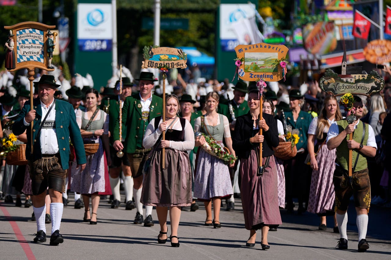 Thousands of beer lovers descend on Munich for Oktoberfest | Falmouth ...