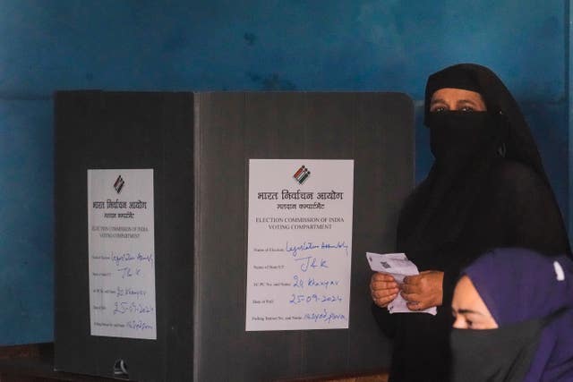 A woman casts her vote in Srinagar