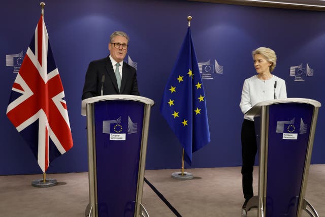 Keir Starmer and  Ursula von der Leyen behind lecterns 